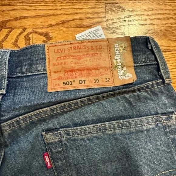 Levi's Dark Blue Denim tears “dark wash” - Picture 3 of 6